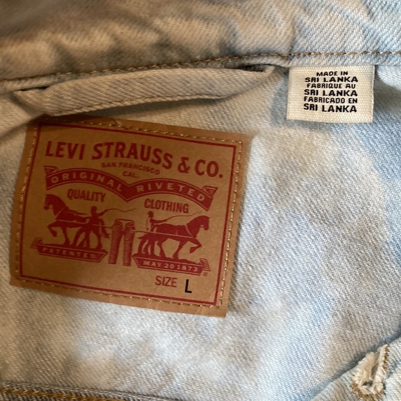 Levi’s Women’s Floral Embroidered Light Wash Jean Denim Jacket - Picture 6 of 7